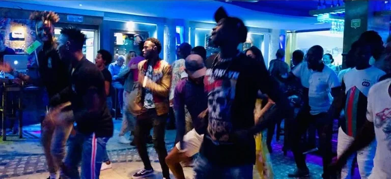 カーボベルデ、サンタマリアのBarで踊る人たち