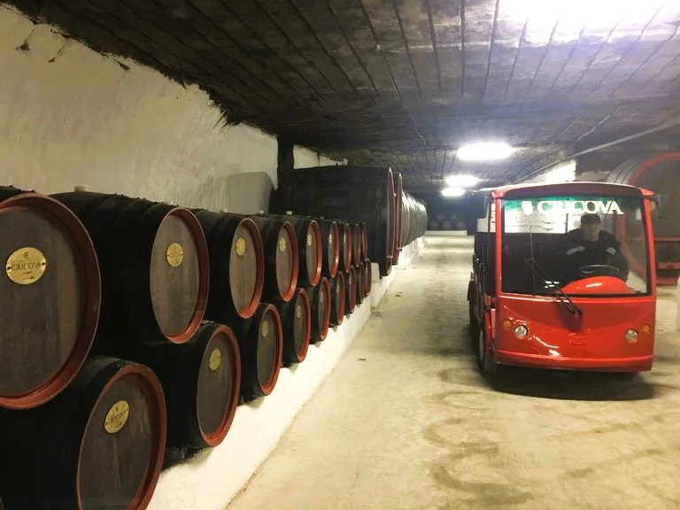 モルドバのクリコバワイナリーの地下倉庫