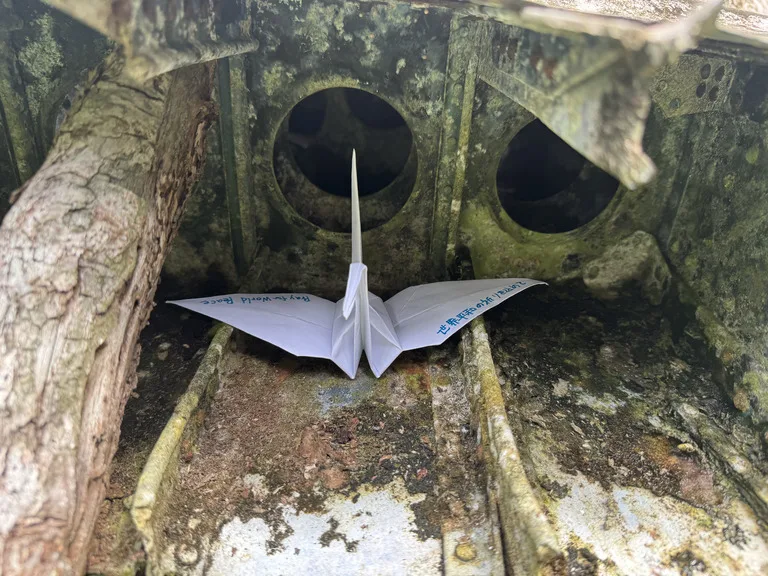ブーゲンビル島の山本五十六墜落機に供えられた折り鶴
