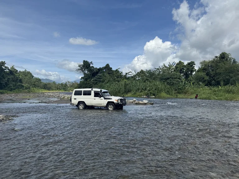 ブーゲンビル島で山本五十六墜落現場へ向かうために川を渡る4WD