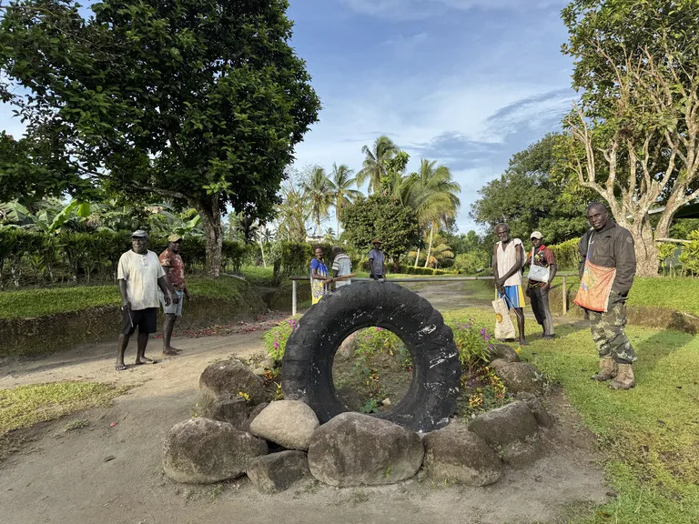 ブーゲンビル島内にあるマイクロネーション「Papaala と Me’ekamui の双王国」の入口