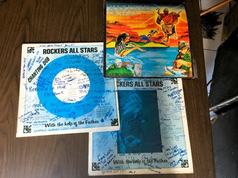 キングストン・Mitchie’s Record Shopにあるたくさんのサインが書かれたレコードジャケット
