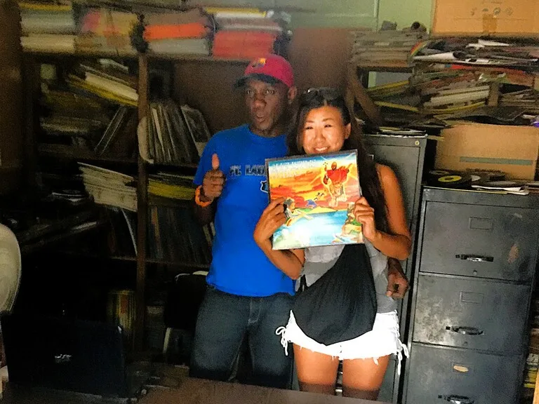 ダウンタウン・キングストンのオレンジ・ストリートにある Mitchie’s Record Shop