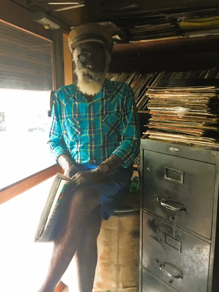 ダウンタウン・キングストンのオレンジ・ストリートにある Mitchie’s Record Shop