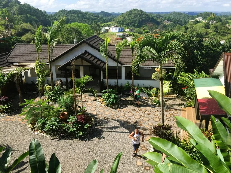 ジャマイカにあるボブ・マリーの生家から眺めるナインマイルの風景