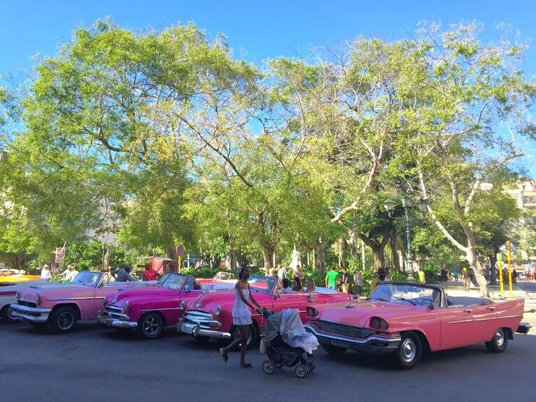 ハバナの中央公園脇に並ぶカラフルなクラッシックカー
