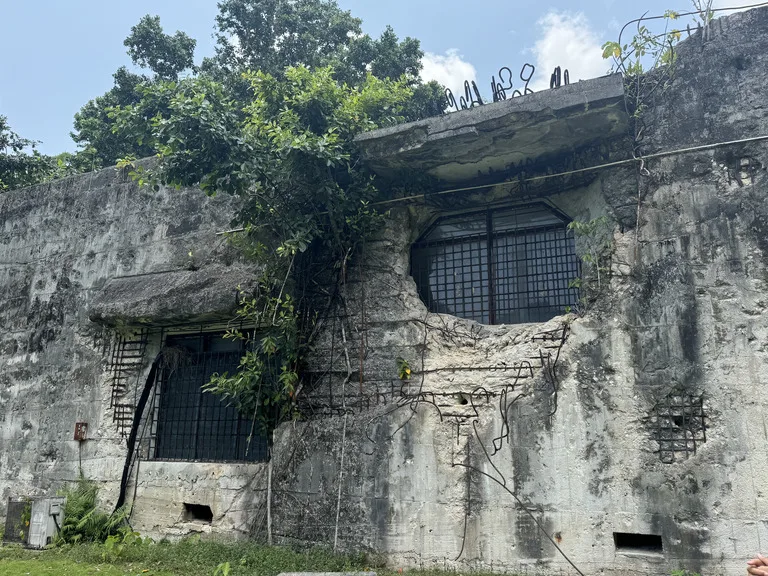 ペリリュー島にある旧日本軍武器庫跡