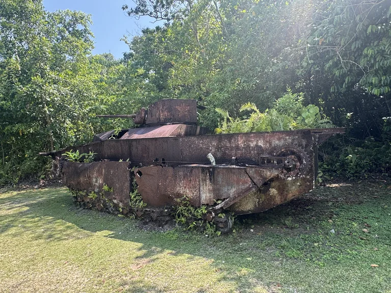 ペリリュー島に残されている米軍の水陸両用戦車（LVT）