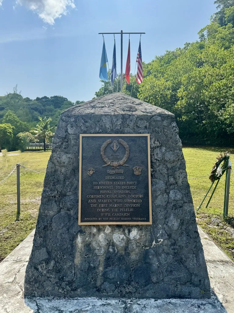 ペリリュー神社にある米軍の第一海軍の慰霊碑（First Marine Division Monument）