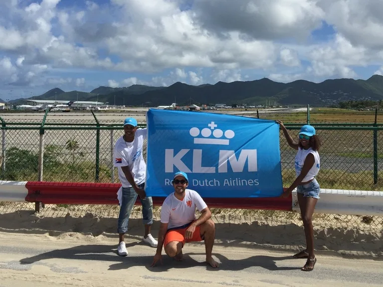 KLM最後のボーイング747の就航を見届けようと集まった観客