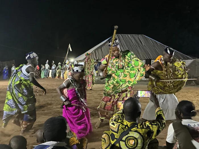 ベナンの民族衣装を着て踊る人たち