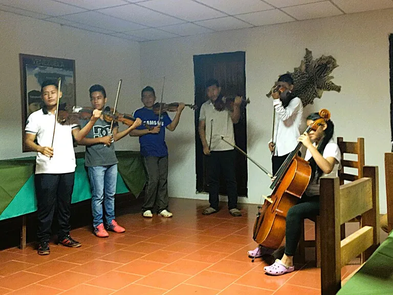 ベネズエラの民俗音楽を演奏する子どもたち