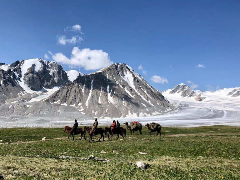 アルタイ山脈 モンゴル観光で人気のスポット Altai Tavan Bogd National Park