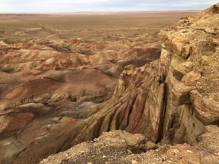 ゴビ砂漠の観光 Tsagaan Suvarga 白い仏塔