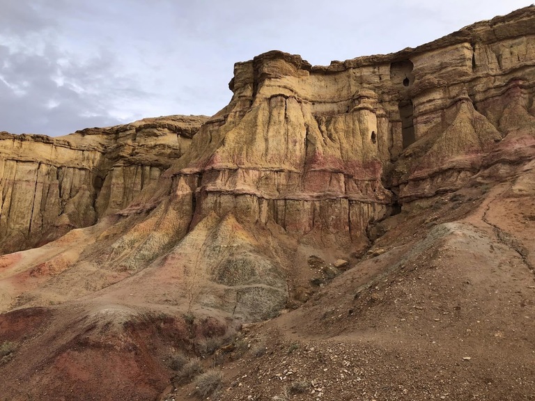 ゴビ砂漠の観光 Tsagaan Suvarga 白い仏塔