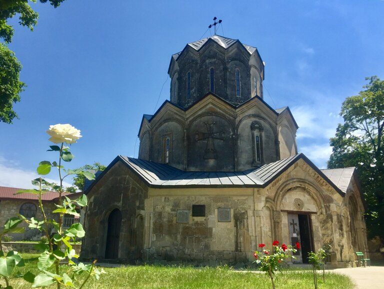 カツヒピラー近郊のユニークな円筒形教会 Katskhi's cylindrical form Church