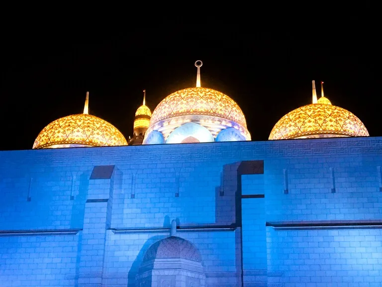 オマーンの首都マスカットにあるライトアップされたモスク