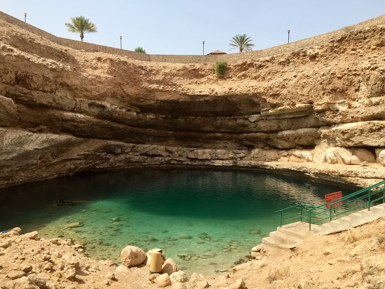 オマーンの観光地Bimmah Sinkhole