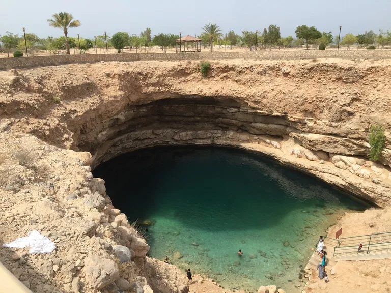 オマーンの観光地Bimmah Sinkhole