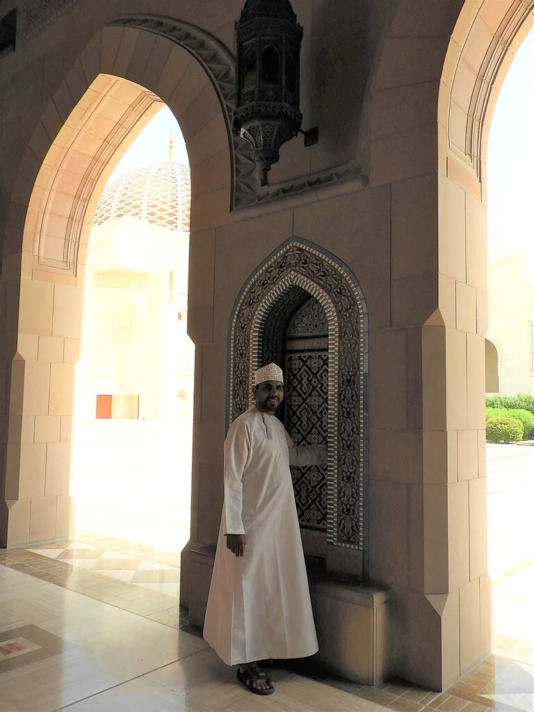 マスカットにあるSultan Qaboos Grand Mosqueで祈りを捧げるオマーンの男性