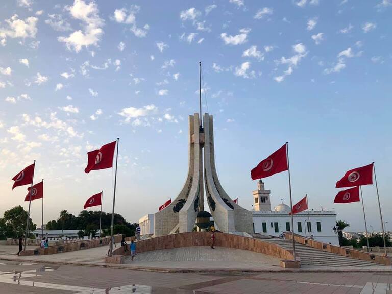 チュニジアの国旗 チュニス カスバ広場