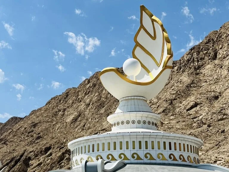 トルクメニスタンの首都アシガバートにある独立記念碑