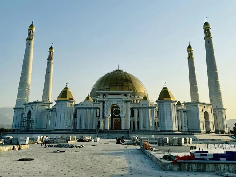 トルクメニスタンのテュルクメンバシュ・ルーフ・モスク