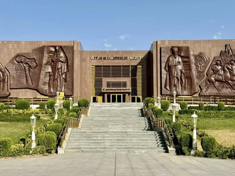 トルクメニスタンの首都アシガバートにある「ピープルズ・メモリー・モニュメント・コンプレックス（国民の記憶記念複合施設）」