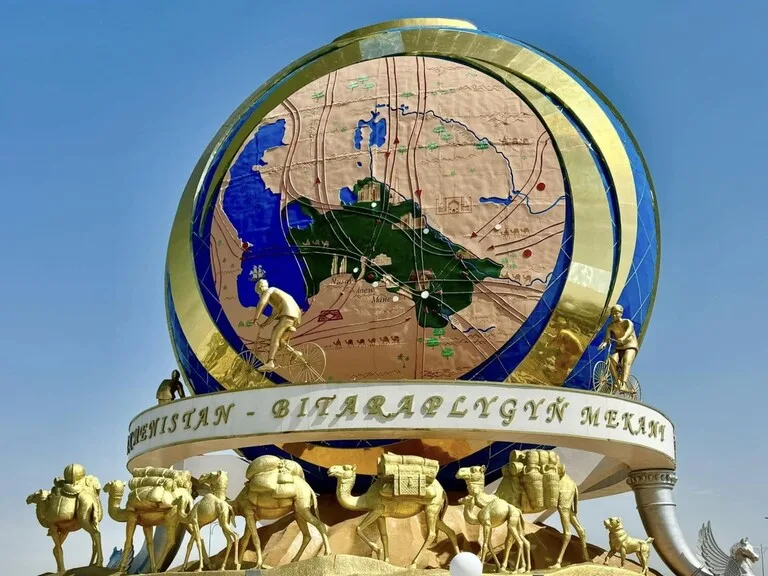トルクメニスタンの首都アシガバートにあるモニュメント