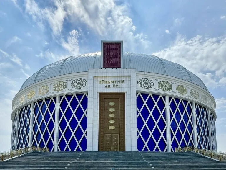 トルクメニスタンの首都アシガバートにある「トルクメニスタンの白い家」