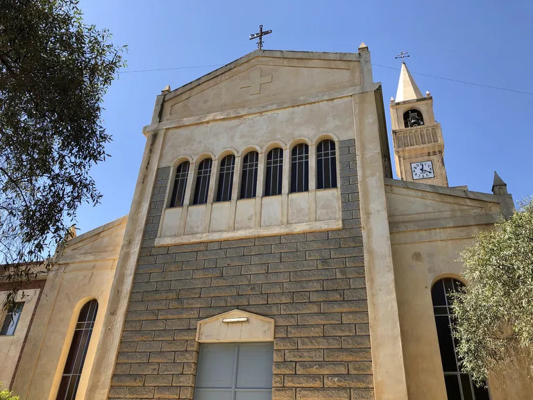 エリトリア・メンデフェラの観光 Mendefera Catholic Church and School