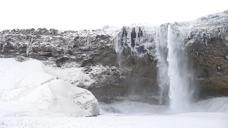 セリャラントスフォス（Seljalandsfoss）アイスランドの観光