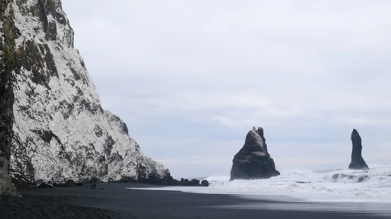 アイスランドの観光 ブラックサンドビーチ レイニスフィヤラ（Reynisfjara）