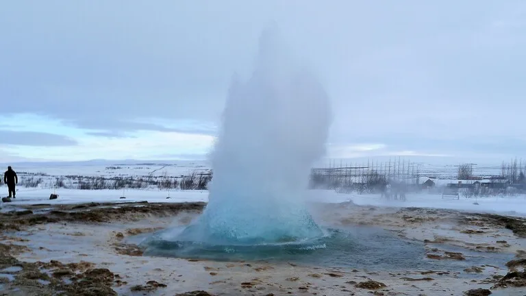 ストロックル間欠泉（Strokkur Geyser）アイスランドの観光 ゲイシール間欠泉