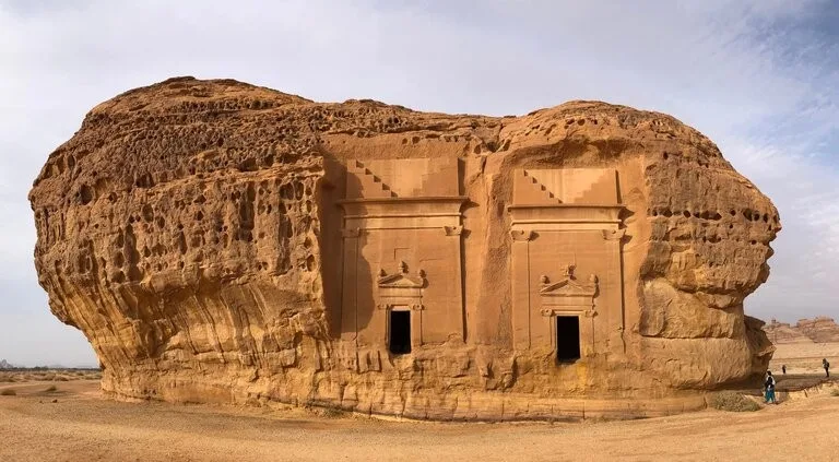 サウジアラビアの世界遺産マダイン・サーレハの岩山