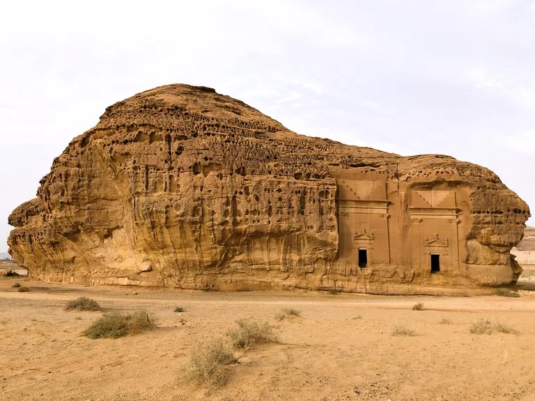 ジャバル・アルアフマール（Jabal Al Ahmar）｜サウジアラビアの世界遺産マダイン・サーレハの岩山