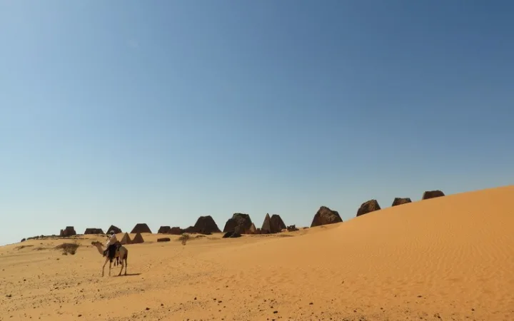 スーダンの観光 メロイ島の古代遺跡群 世界遺産 ピラミッド