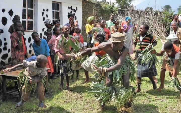 ウガンダの観光 ダンスを踊るアフリカの男性