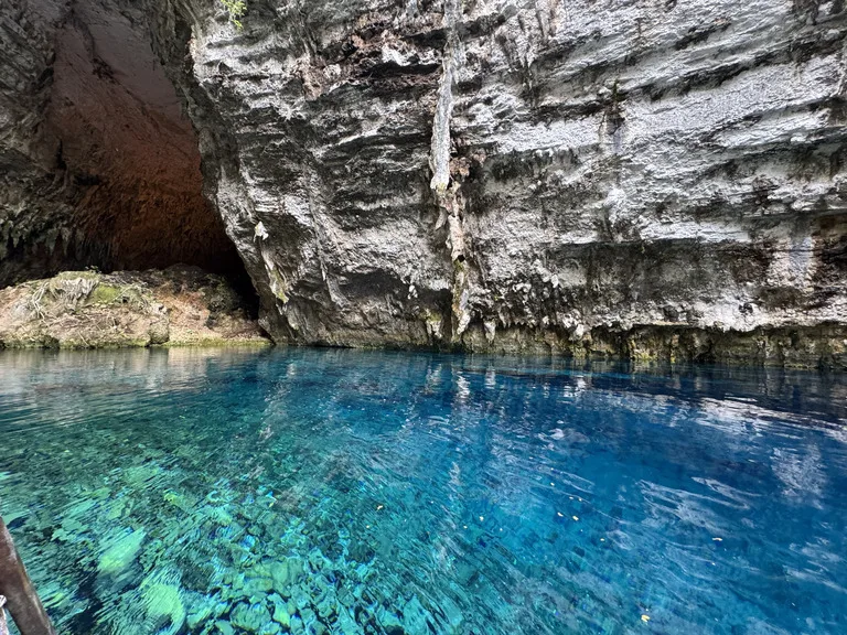 メリッサ―二洞窟 ギリシャの観光 絶景 ケファロニア島 地底湖