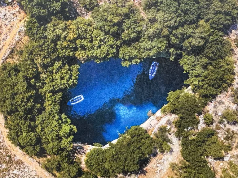 メリッサ―二洞窟 ギリシャの観光 絶景 ケファロニア島 地底湖