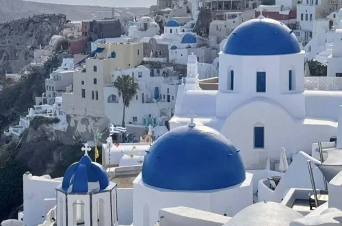 サントリーニ島 ギリシャの観光 白い家 青いドーム Qia