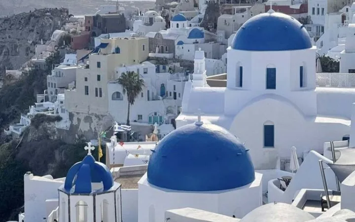 サントリーニ島 ギリシャの観光 白い家 青いドーム Qia
