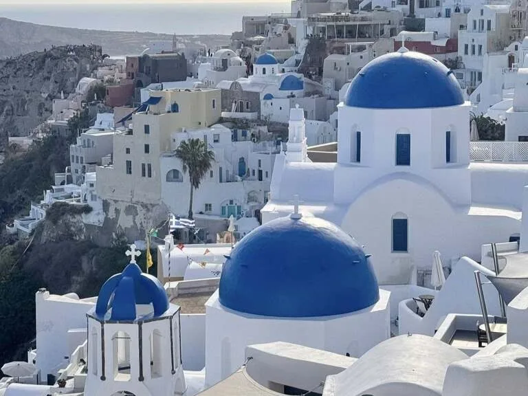 サントリーニ島 ギリシャの観光 白い家 青いドーム Qia