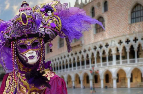 ベネチア カーニバル 仮面をかぶった人 イタリアの観光
