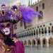 ベネチア カーニバル 仮面をかぶった人 イタリアの観光