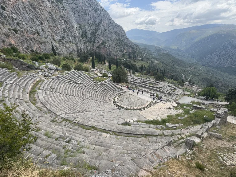 古代劇場 デルフィ遺跡 世界遺産 ギリシャ 観光