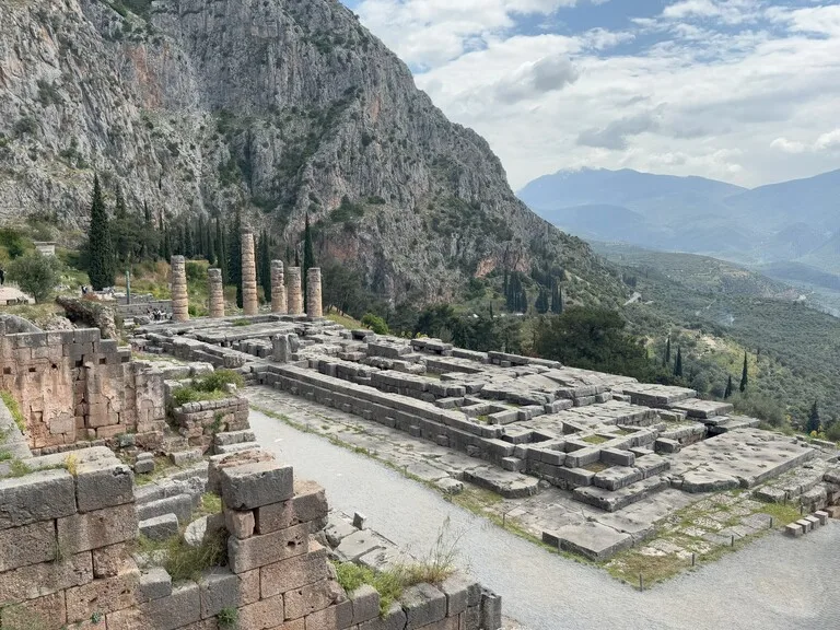 デルフィ遺跡 アポロン神殿 世界遺産 ギリシャ 観光
