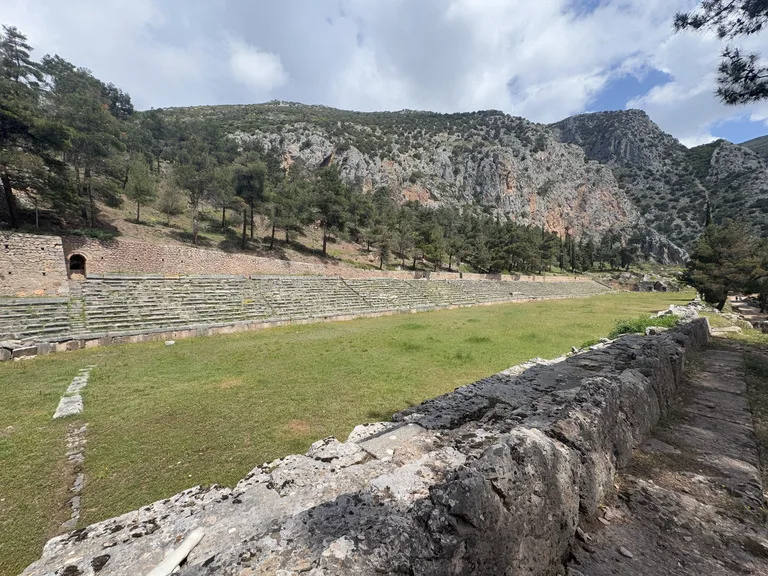 古代スタジアム デルフィ遺跡 世界遺産 ギリシャ 観光
