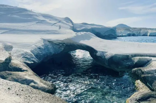 ミロス島 観光 ギリシャ サラキニコ