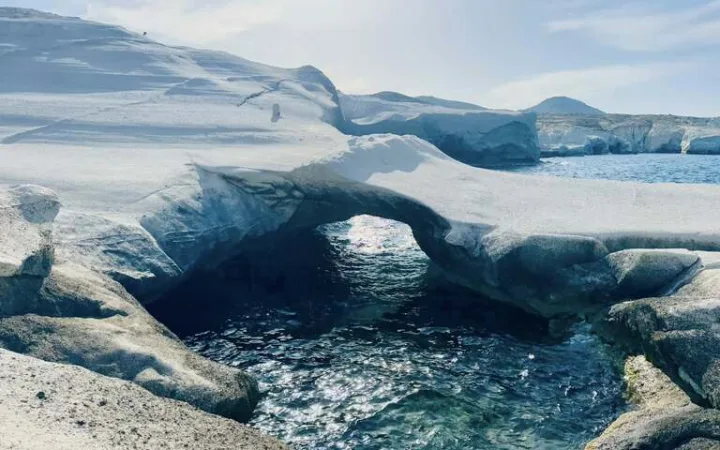 ミロス島 観光 ギリシャ サラキニコ